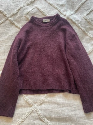Vinröd stickad tröja  - Mysig vinröd stickad tröja från Gina Tricot. 