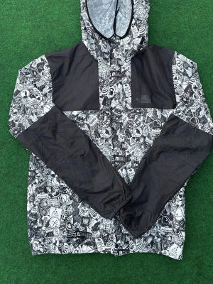 North face windbreaker  - The North Face windbreaker i topp skick! Unika mönster som passar någon som vill sticka ut💯 pris kan diskuteras. Storlek L