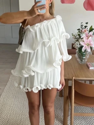 Vit volangklänning - Superfin vit klänning som passar perfekt till studenten, midsommar eller bara till sommaren. Lojsan Wallins gamla kollektion för NAKD som inte längre säljs. Helt ny med prislapp.💞💞