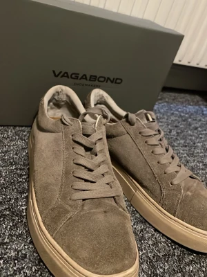 Beige sneakers från Vagabond - Snygga beige sneakers från Vagabond med 