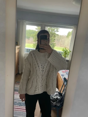 Stickad tröja - Säljer en vit chunky kabelstickad tröja med ribbade muddar. Tröjan har ett snyggt flätmönster både fram och på ärmarna, samt en rund halsringning. Perfekt för dig som gillar oversized och mysig stil. Tröjan är använd men i välbevarat skick. Den är lagad på på ena ärmen men det syns inte 😊Hör av er om ni har frågor 