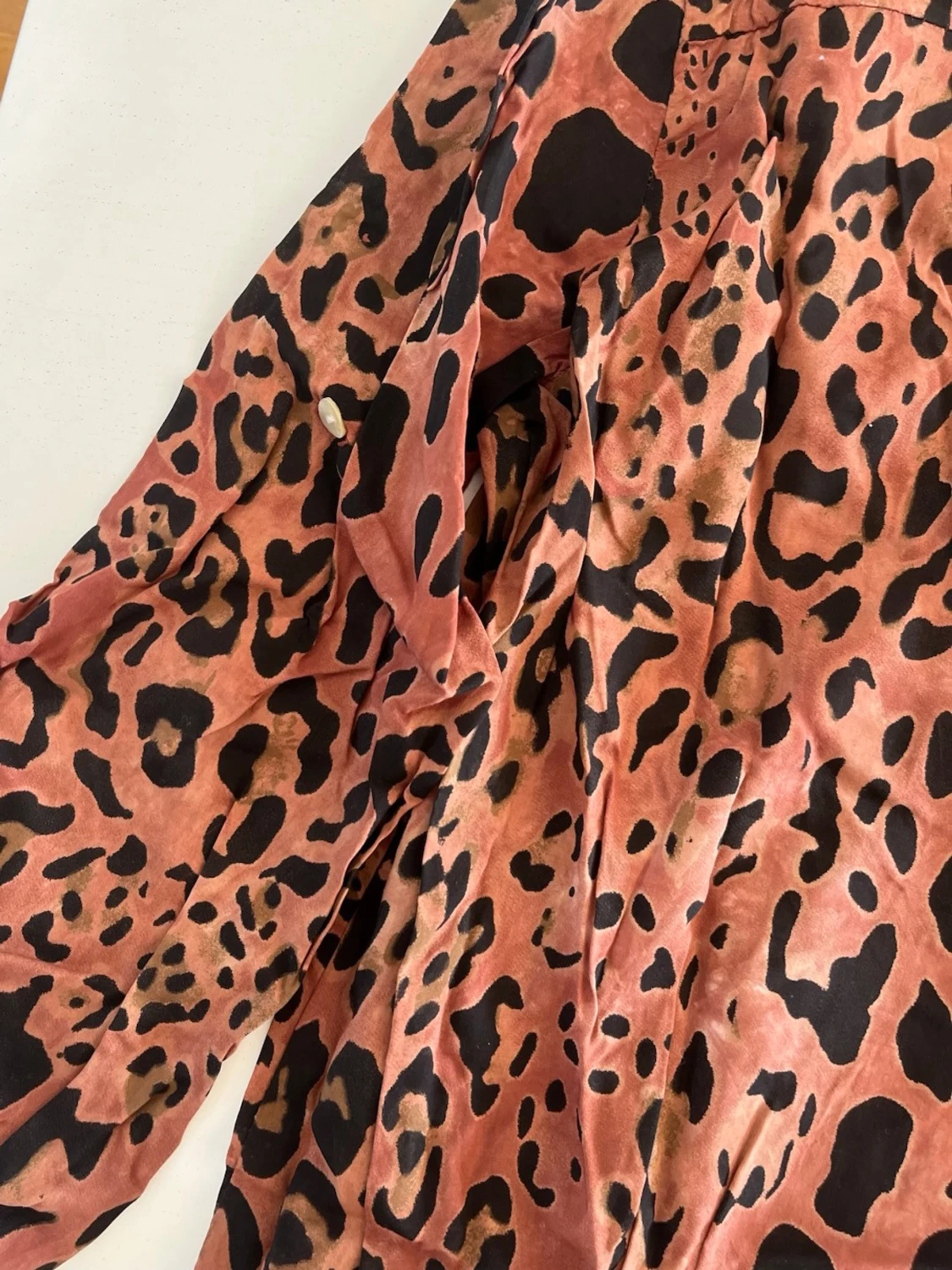Leopardmönstrad blus med paljettdetaljer - 5