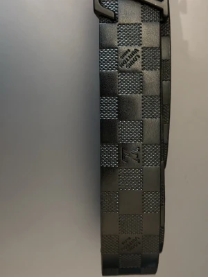 Bälte - Har aldrig använt bältet då det ej matchar min stil, kontakta vid intresse. 