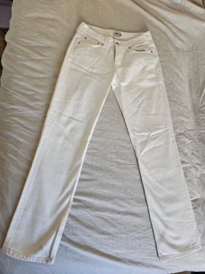 Vita raka icon jeans  - Säljer ett par vita jeans från lager 157 som är använda ett fålat gånger