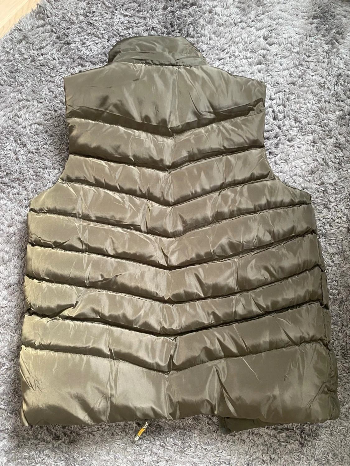 Olivgrön dunväst med dragkedja - 1