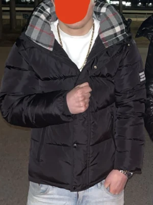 Burberry jacka   - Säljer min burberry jacka har tröttnat på den så känner att de är dags att sälja den 