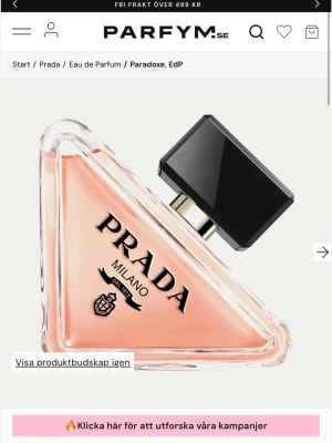 Prada Paradoxe Eau de Parfum - Säljer en helt ny Prada Paradoxe Eau de Parfum – en lyxig parfym i en unik, triangelformad glasflaska med ljusrosa doftvätska och elegant svart kork. Flaskan har tydlig Prada-logga och Milano-detaljer, vilket ger en exklusiv känsla och modern design. Den luktar svin gott! Säljes pga att jag köpte helt fel😂 så endast testad! 
