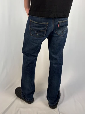 Levi's 506 Standard - Levis 506 Standard. Riktigt fint skick, inga defekter. Size 31/32. Modellen på bilderna är 183cm och väger 67kg. Mått: Midja: 39cm, Lår: 29cm, Benslut: 20.5cm, Ytterben: 102cm. Hör av dig vid intresse!