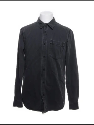 Jeans skjorta - En fin härlig grå svart jeans jacka från Weekday.😊 Vid frågor är det bara att ni hör av er🤗