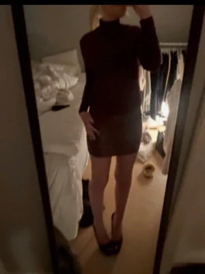 Mörkbrun tight kortkjol - Säljer en mörkbrun tight kortkjol som sitter snyggt och markerar midjan. Kjolen har en enkel design utan mönster eller detaljer och passar perfekt till en polotröja eller en snygg topp. Materialet känns mjukt och stretchigt.