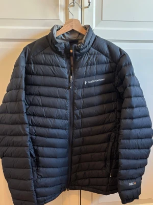 Jacka Peak Performance - Peak Performance Jacka i mycket fint skick. Stl L. Hör av dig vid frågor! 