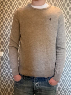 Morris stickad tröja  - Skick: 8/10 | Storlek: L men sitter mer som XS | Pris: 599 | Finns inga defekter! | Modellen på bilden är 170, 60kg | Hör av er vid frågor! 🙌