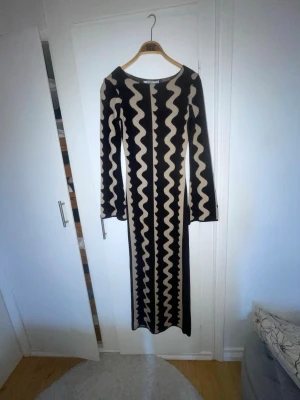 Jacquardstickad maxiklänning - Nyskick