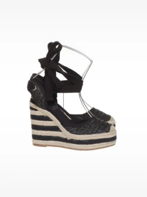 Randiga espadrille med kilklack - Randiga espadrille-wedge/kilklackar med glitterdetaljer. Köpta för 449kr och aldrig använda!! Skorna har breda svarta band som knyts runt ankeln. Sååå perfekta för sommaren!! 