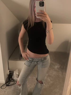 Tight svart t-shirt - Super fin somrig tröja perfekt till alla outfits! 🙌🏼 Inga fläckar eller hål och andvänd en gång tidigare💕💘 ord pris: 339kr nu pris: 159kr! Pris kan diskuteras!!💓💞🙌🏼