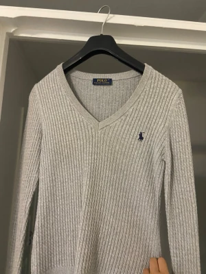 Grå stickad tröja från Polo Ralph Lauren - Använd fåtal gånger 