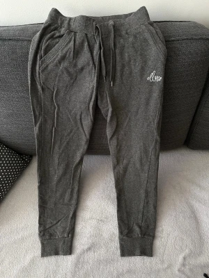 Gråa ellesse byxor - Storlek S, knappt använts. Inga defekter på dem. 💓