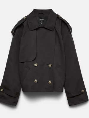 Kort svart trenchcoat från vero Moda  - Nypris ligger runt 699kr. Strl xl men sitter som en S! 