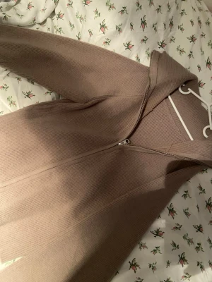 Beige ribbad zip hoodie - Säljes, aldrig använd. Perfekt till vardags strl xs🩷