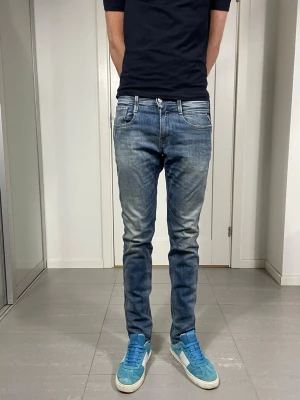 Replay Anbass Jeans - Säljer nu dessa Replay Anbass jeans, W29 o L32, skriv för fler bilder/frågor🙌🏼