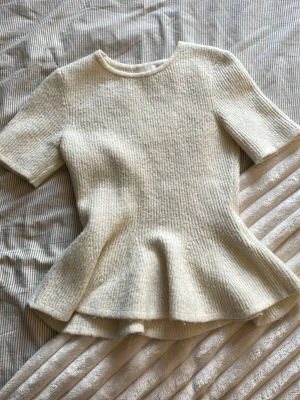 vit stickad topp - Stickad topp från hm i strl S. Peplumtopp.