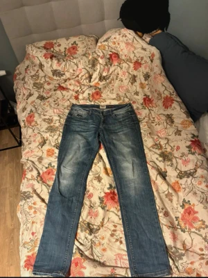 Superdry jeans med emblem i fickan - Tjena, säljer nu mina härliga superdry jeans. Det är som sagt ett par slim superdry jeans med ett emblem i fickan i strl 32:32. Använda 3-5 gånger men tyvärr blivit för små på sistone. Otroligt fina och skulle sytt om dem om jag kunde! 