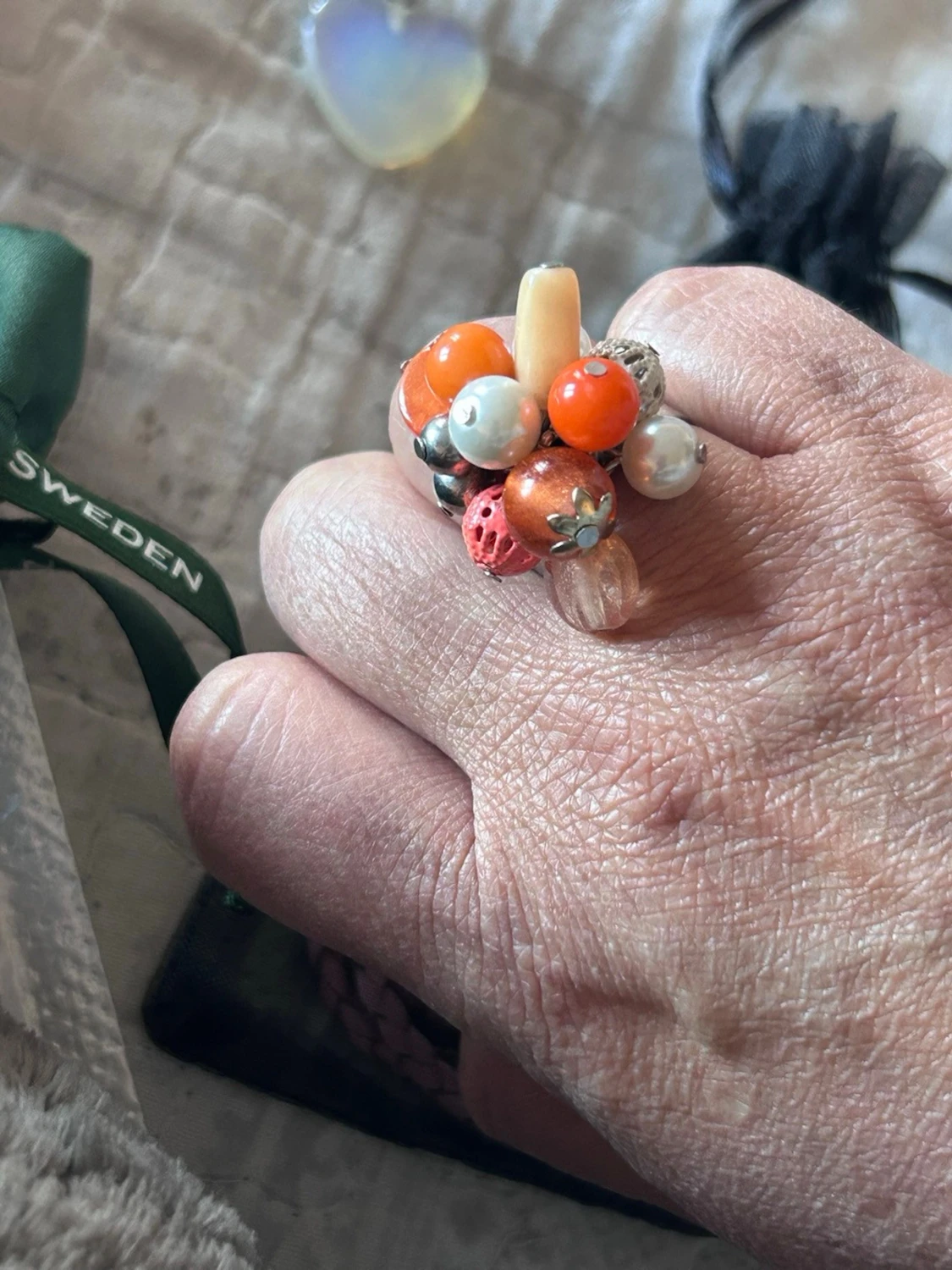 Färgglad ring med pärlor  - 1