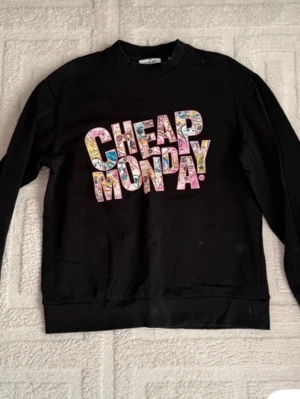 Cheap Monday svart sweatshirt SÖKER!!! - SÖKER!!! Skriv om ni har en sån här i storlek xxs eller xs!!!