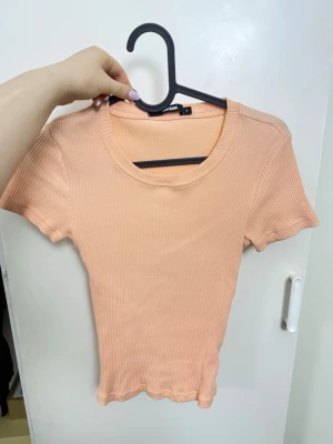 Bikbok- Topp - Super söt vår/sommar topp från bikbok, den är i fint skick 🥰storlek S