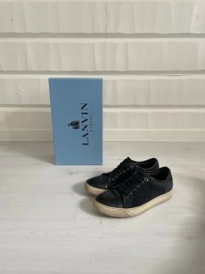 Lanvin skor  - Lanvin skor storlek 40-41,5 (uk6)| skick 8/10| nypris runt 5000kr mitt pris 1800kr| medföljer box| har du frågor är det bara att skriva!