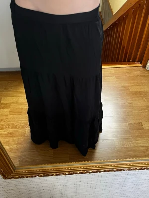 Svart lång kjol - Svart lång kjol från New yorker / Amisu i storlek S, har även band som man kan knyta med