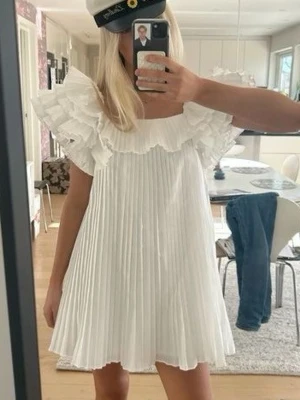 Vit plisserad klänning från Zara - Så sjukt fin och populär klänning från Zara!! ❤️så fin till student och liknande