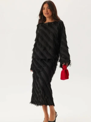 Matchande set - Svart blus med fransar med ”tillhörande” matchande kjol. Använts 2-3 gånger.                                                        Storlek( M)Ordinarie pris blus: 549kr.                               Storlek (40) Ordinarie pris kjol: 599kr               Jag har vanligtvis storlek 36/38 men då denna kjolen är lite mindre i storlek fick jag gå upp 1-2 storlekar. 