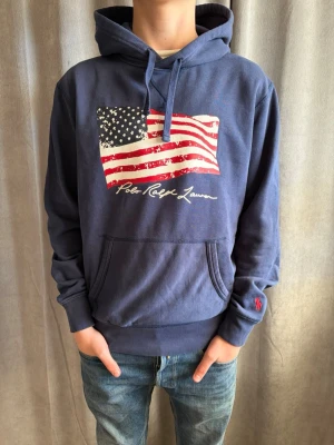 Polo Ralph Lauren Hoodie - Säljer nu denna riktigt unika och skit snygga Polo Ralph Lauren Hoodie i Navy blue🔵 Skick - 10/10 Storlek - S Försöker skicka samma dag annars så snabbt jag kan!📦 Skriv om du har fler frågor.!