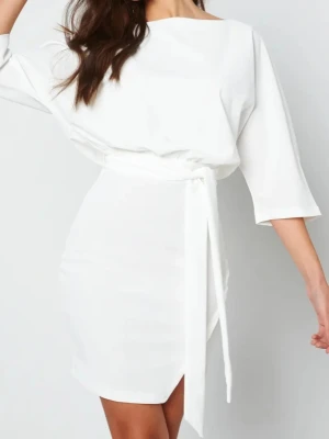 Studentklänning / kort klänning - Snygg studentklänning eller festklänning.  Stilren med trekvartsärm och knytband i midjan. Klänningen har en lösare passform upptill och tight kjol, samt en snygg detalj med öppning i ryggen. Perfekt för dig som gillar minimalistisk och modern stil. Klänningen är endast provade så I nyskick med lappen kvar.  Storlek 36. Passar dig som har XS / S.