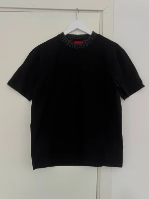 Svart Hugo Boss mock neck t-shirt - Aldrig använd 