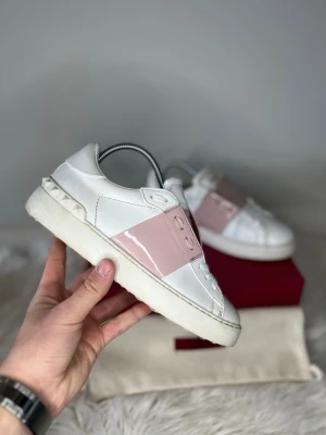 Valentino Opens - Säljer dessa supersnygga valentino opens💫 | Skorna är i strl 36, och är i 9,6/10 skick. | Box och dustbag medföljer 💫 |   Hör av er vid frågor☺️