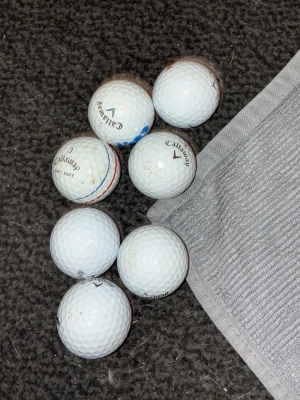 Golfbollar från Callaway - Säljer ett gäng vita golfbollar från Callaway. Klassisk rund form och tillverkade i slitstarkt material. Perfekta för dig som vill fylla på golfbagen med extra bollar.