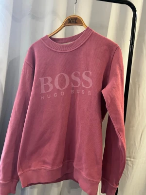 Rosa sweatshirt från Hugo Boss - Rosa sweatshirt från Hugo Boss i storlek S. Bra skick