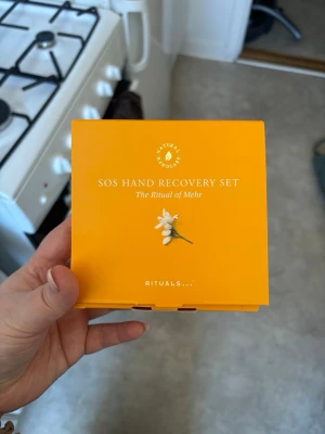Rituals Hand Recovery Set - Säljer ett SOS Hand Recovery Set från Rituals, The Ritual of Mehr. Setet innehåller en handskrubb och en handbalm 