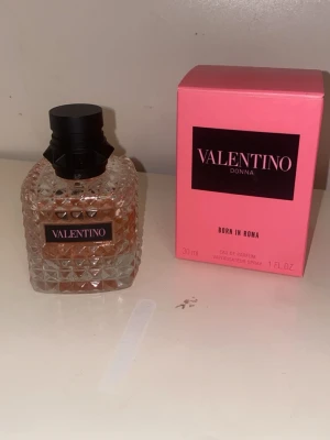 Valentino Donna Born In Roma parfym 30ml - Valentino Donna Born In Roma Eau, flaskan rymmer 30ml.  Säljer denna eftersom den aldrig kommer till användning längre. Mindre än halva flaskan använd. 
