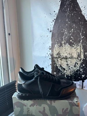 Valentino rockrunners - Svarta valentino rockrunners i storlek 44, Väldigt bra skick och i stort sätt nya men säljer pågrund av att de var lite för små, hör av er vid intresse 