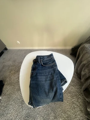 Nudie jeans - Säljer dessa nudiejeans pga vuxit hur mig. De är i bra skick storlek W28 L32 köpta på NK