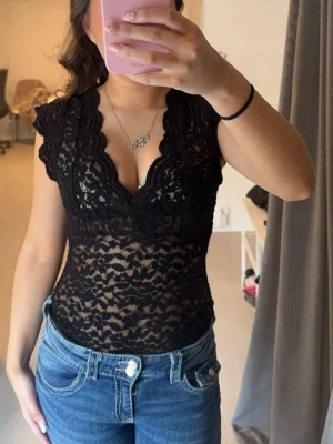 Spetsbody Zara  - Intressekoll på min spetsbody ifrån Zara, knappt använd, inte säker på om jag vill sälja. strl m men passar mug som har s vanligtvis