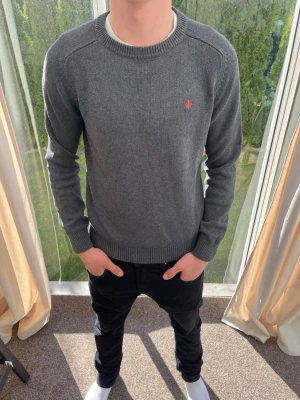 Grå stickad tröja från Morris  - Riktigt snygg stickad tröja från Morris. Mycket bra skick. Strl S, personen på bilden är 183 cm. Skicka gärna prisförslag. Kika in min profil för mer schyssta plagg 