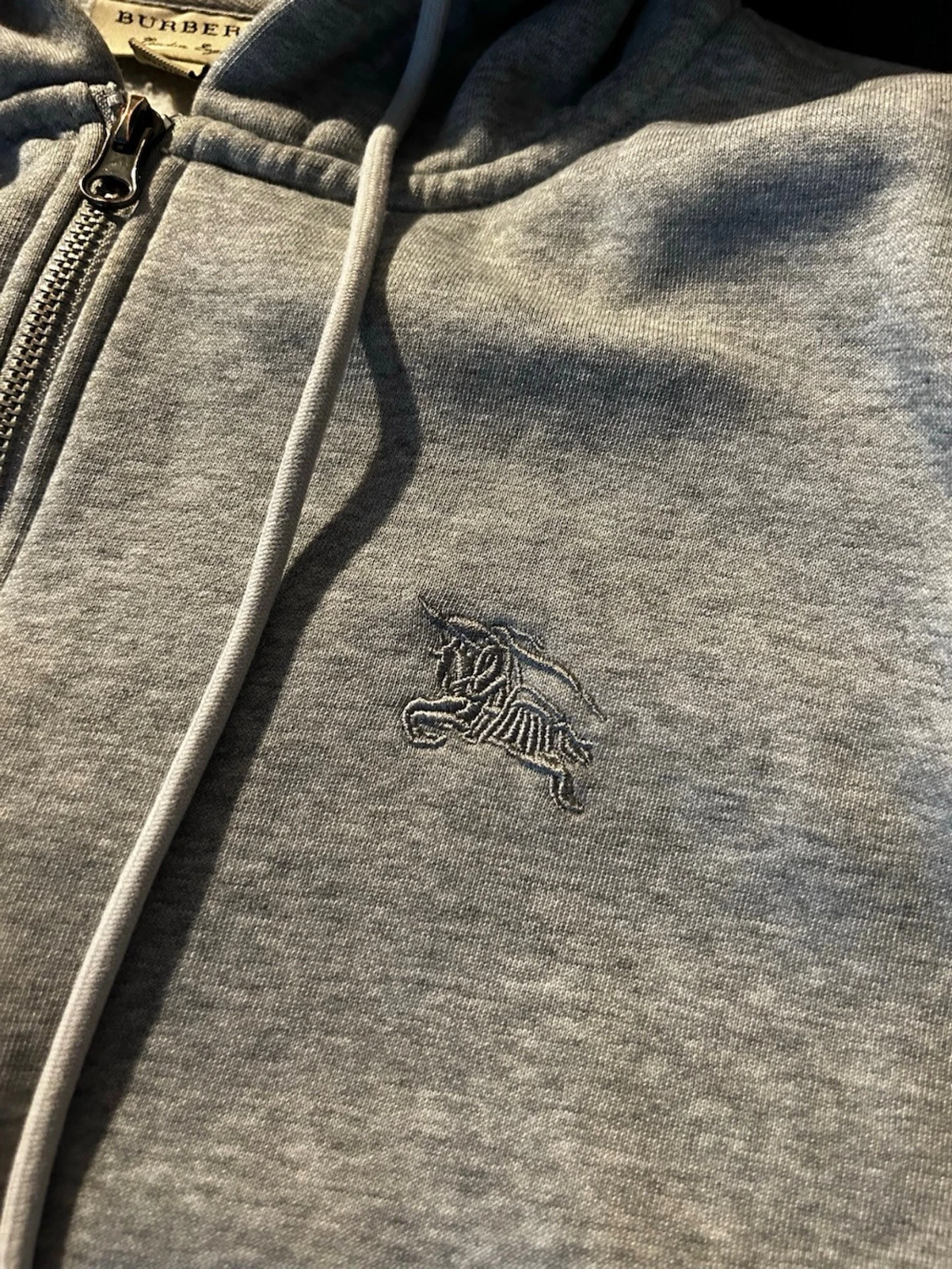 Grå hoodie från Burberry med dragkedja - 1