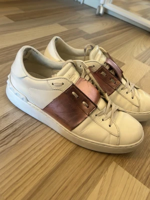 Valentino opens - Bra skick, däremot har jag bytt snören (inte valentino snören) och det är lite repor på det rosa. Box följer med!