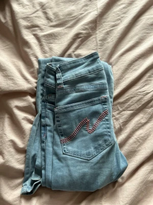 low waist bootcut stitch jeans - Säljer dessa så dom inte passar mig längre ! väldigt bra skick inget fel på dom