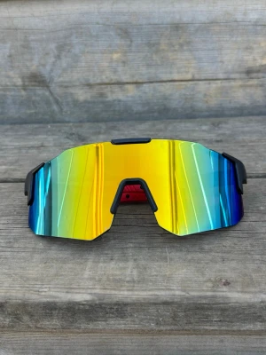 Orange grön blå Sportsolglasögon cykelglasögon löpar - Sportsolglasögon med svart ram och glas som skiftar mellan orange, grön, blå.  One size storlek för vuxna. Unisex. Nya  Skickar gärna i bundle.     #sportglasses #solglasögon #sunglasses #bliz 