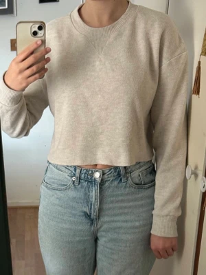 Croppad tröja - Beige croppad tröja från Zara i fint skick. Långärmad. 